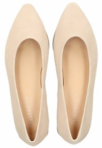 Espadrillas beige in suede con punta affusolata e taglio basso ai lati. L'interno presenta una fodera marrone chiaro, con il logo "PETER KAISER" stampato sulla soletta.