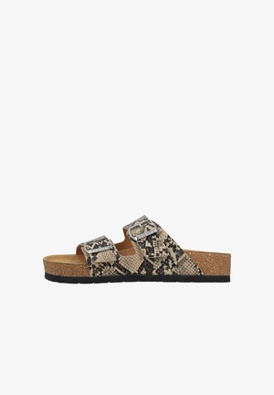 Sandale à glissière avec semelle en liège et deux brides réglables à imprimé serpent avec boucles argentées, vue de côté sur fond blanc.