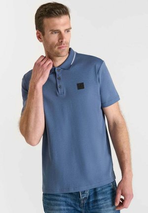 Heren blauw polo shirt met een klein logo, placket met drie knopen en witte afwerking op de kraag. De stof heeft een gladde textuur.