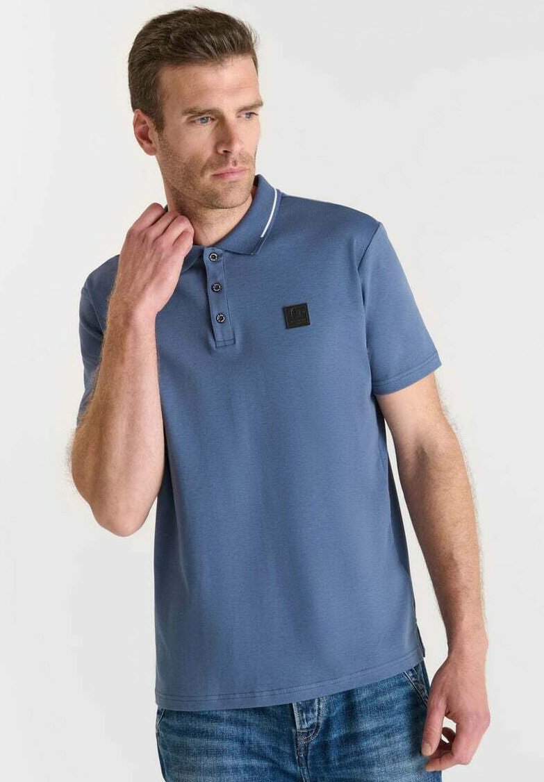 Polo shirt da uomo blu con un piccolo logo, pattina con tre bottoni e bordi bianchi sul colletto. Il tessuto ha una texture liscia.