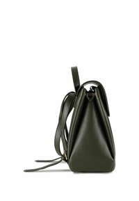 Zaino in pelle verde con una forma triangolare unica, texture liscia, spallacci regolabili e una dettaglio della cerniera a forma triangolare.