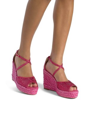 Sandali con tacco a cuneo rosa caratterizzati da una texture intrecciata con decorazioni di strass, design open toe e cinturini alla caviglia incrociati.