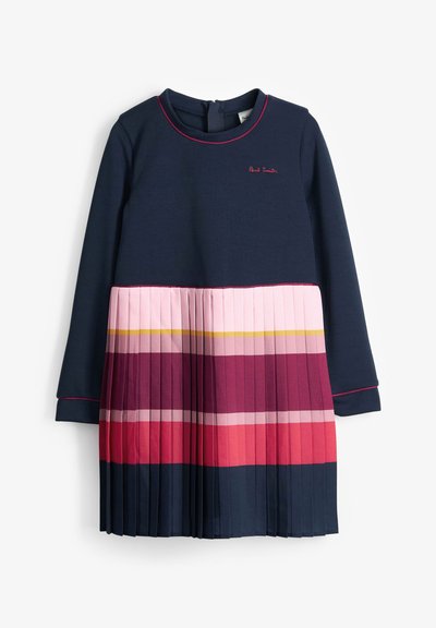 Abito lungo a maniche con gonna plissettata a blocchi di colore nei toni di rosa, rosso e viola, caratterizzato da scollatura rotonda e chiusura con zip sul retro.