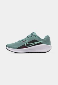 Helle Türkis-Laufschuhe mit einem Obermaterial aus Mesh, schwarzen und burgunderfarbenen Akzenten, weißer Zwischensohle und strukturiertem Gummiaußensohle. Verfügt über ein klassisches Schnürdesign.