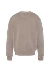 Grå sweater med en glat tekstur, rund halsudskæring og ribbede manchetter. Har en afslappet pasform og synlige sømdetaljer langs sømmene.