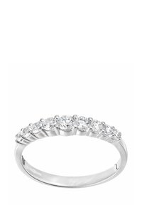 Hopeasormus, jossa on kaareva rengas ja kahdeksan kirkasta, pyöreäleikkaista kiveä prongiasetelmassa, luoden portaikon vaikutelman.