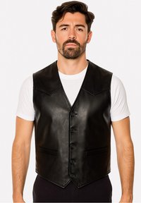 Svart läderväst med en slät yta, med en urtagen krage, sex knappar och två framfickor, bärs över en vit t-shirt.