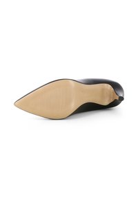 Scarpa nera in pelle con tacco alto, punta affusolata e tomaia liscia. La suola è beige con una texture rigata per migliorare la presa.