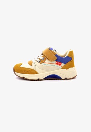 Sneaker met een crèmekleurige textielen bovenkant, bruine suède accenten, blauwe synthetische details, een klittenbandsluiting en een gestructureerde zool met multikleurige accenten.