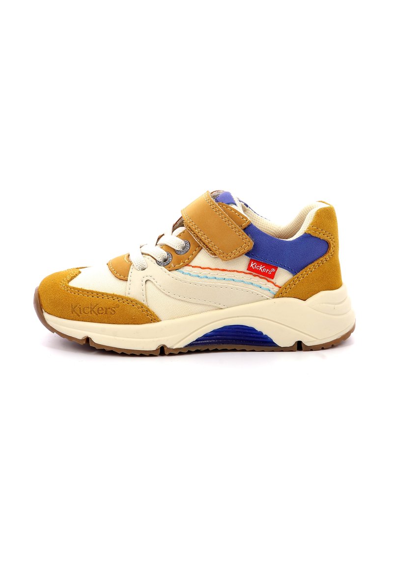 Sneaker met een crèmekleurige textielen bovenkant, bruine suède accenten, blauwe synthetische details, een klittenbandsluiting en een gestructureerde zool met multikleurige accenten.