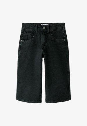 Črni kavbojki kratke hlače do kolen z zapiranjem na gumbe, zankami za pas in sprednjimi žepi na belem ozadju.