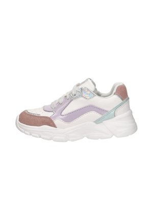 Witte chunky sneaker met pastelkleurige paarse, roze suède, holografische en lichtblauwe accenten, dikke zool en witte veters.