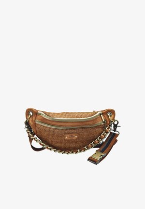 Sac banane en tissu texturé marron avec deux fermetures éclair à l'avant, un détail en chaîne dorée et une sangle réglable avec une boucle noire et marron.