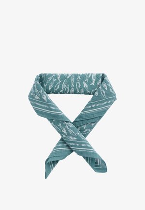 Türkiissinine kerge kangast sall, millel valged kalade ja joonte mustrid. Sellel on kolmnurkne kuju, mis sobib mitmesugusteks stiilivalikuteks.