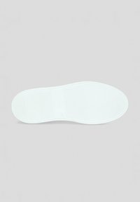 Biała gumowa podeszwa buta z poziomymi i pionowymi rowkami dla lepszej przyczepności, lekko zaokrąglony kształt, rozmiar 42 oznaczony w pobliżu pięty.