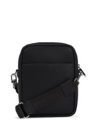 Zwarte leren crossbody tas met een gepebbelde textuur, ritsluiting, verstelbare schouderriem en voorvak. Accenten van zilver hardware. Rechthoekige vorm.
