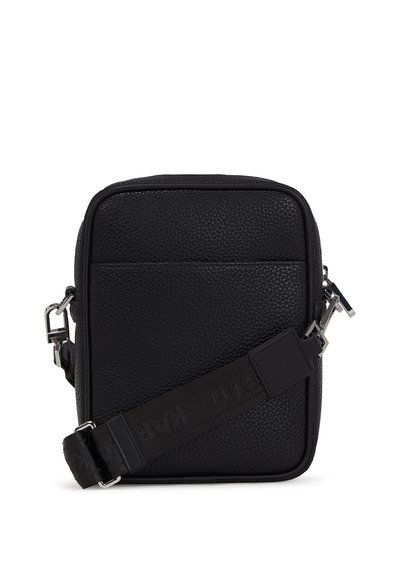 Sac bandoulière en cuir noir avec texture granitée, fermeture éclair, sangle ajustable et poche avant. Accent en métal argenté. Forme rectangulaire.