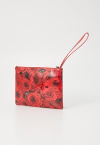 Clutch bag floreale rossa con finitura lucida, chiusura a zip e tracolla, decorata con un motivo di rose sulla superficie.