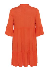 Orange, knä-lång klänning med utställda ärmar, smockad krage och volanger i lager vid fållen; tillverkad av lättviktsmaterial med en mjuk textur.