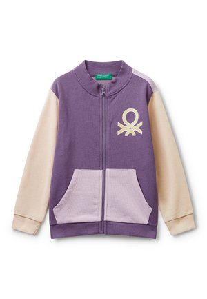 Giacca a zip per bambini con corpo viola, tasche anteriori rosa chiaro, maniche beige, colletto a costine e logo del marchio giallo sul petto.
