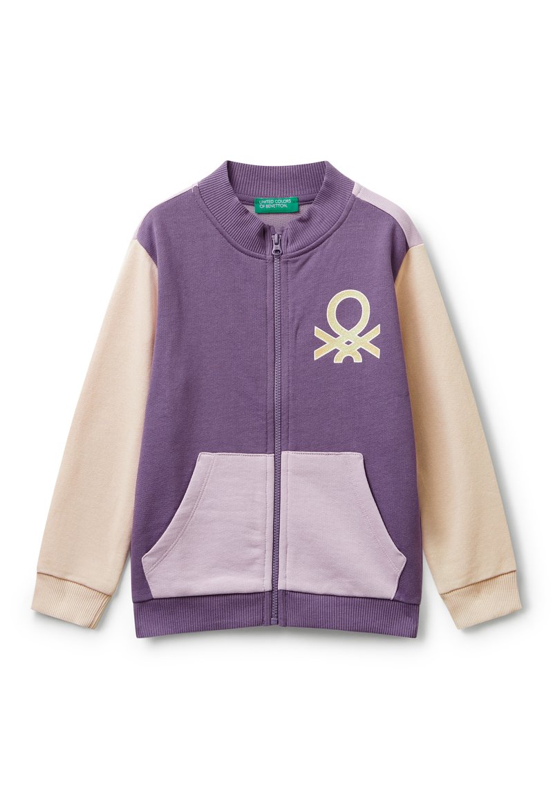 Chaqueta con cremallera para niños, de cuerpo púrpura, con bolsillos delanteros rosa claro, mangas beige, cuello acanalado y un logo de la marca amarillo en el pecho.