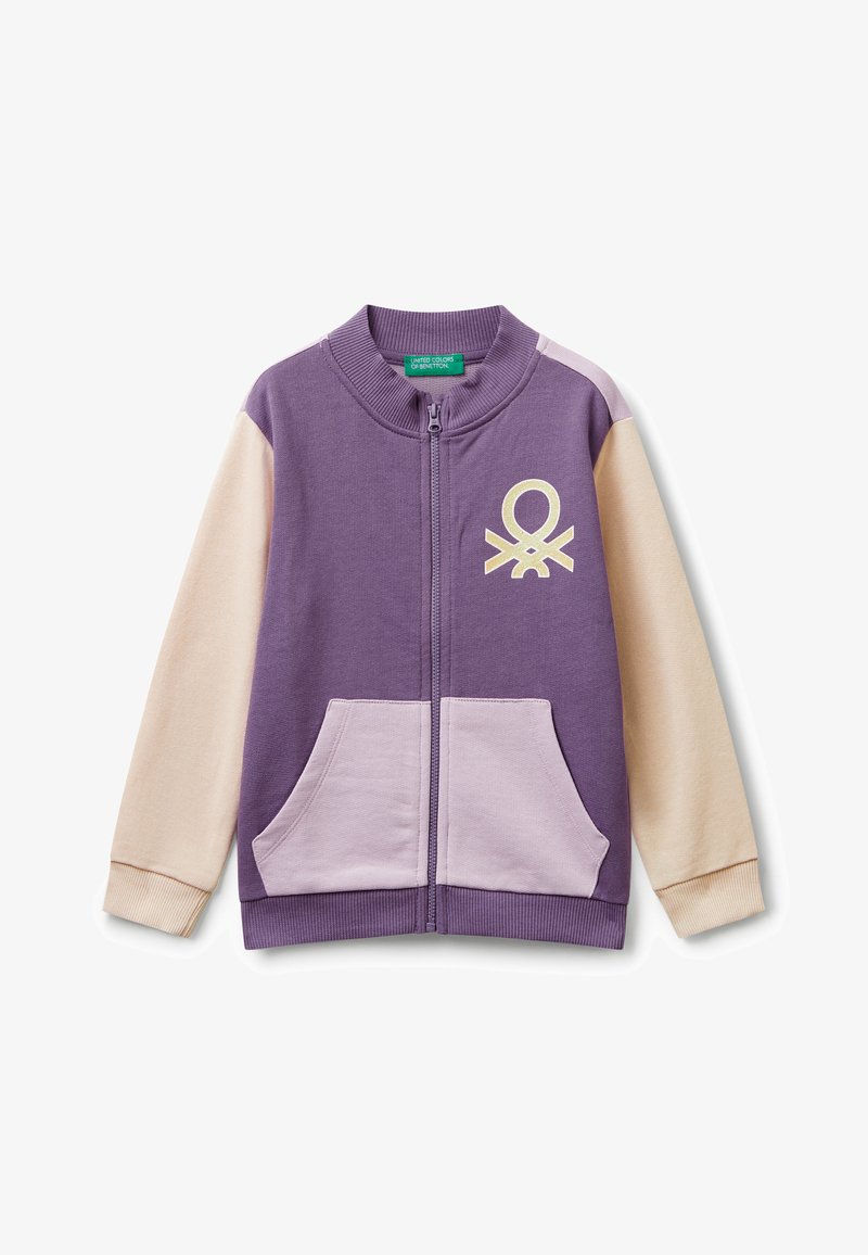 Chaqueta con cremallera para niños, de cuerpo púrpura, con bolsillos delanteros rosa claro, mangas beige, cuello acanalado y un logo de la marca amarillo en el pecho.