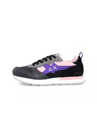 Sneakers con una toma in suede nero e tessuto, con accenti grigi e rosa, logo viola, suola intermedia bianca e lacci neri.