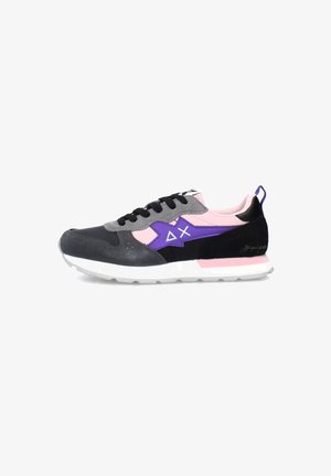 Sneakers con una toma in suede nero e tessuto, con accenti grigi e rosa, logo viola, suola intermedia bianca e lacci neri.