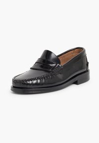 Mustad musta nahast loafers, mis on läikiva pinnaga, kaunistatud õmblustega ning tõstetud riba vabas. Tasane kanna ja ümar varvas.