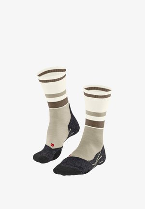 Paire de chaussettes mi-mollet avec des rayures beige, marron et crème, dotées de talons et orteils noirs renforcés, et d'un marquage rouge "R" sur une chaussette.