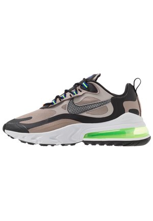 Nike Air Max sneaker i beige og sort med lys grøn luftdæmpende sål og sorte snørebånd med blå accenter, sidevisning.
