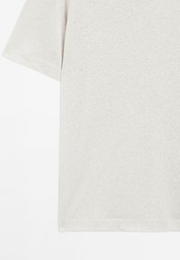 Světle šedé tričko s krátkým rukávem, vyrobené z měkké bavlny, s jednoduchým designem, hladkou texturou a rovně střiženým lemováním.