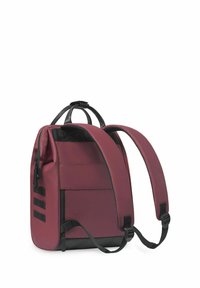 Sac à dos bordeaux avec des accents noirs, fabriqué à partir de matériaux durables. Comprend des bretelles rembourrées, une poignée supérieure et plusieurs compartiments zippés.