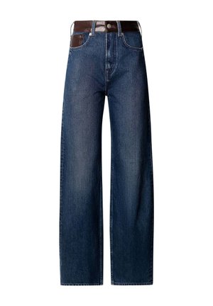 Jeans in denim blu scuro con gamba larga, con cintura in pelle marrone e dettaglio in pelle marrone sulla tasca frontale.