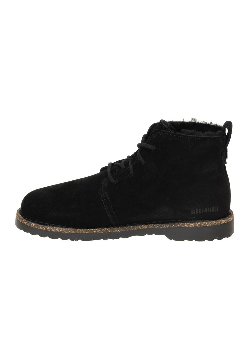 Botine negre din suede, cu șireturi, având un superior texturat, o talpă din plută contrastantă și o branding subtil pe toc.