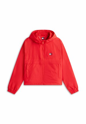 Rote Kapuzenjacke mit Reißverschluss, elastischen Bündchen, zwei Fronttaschen und einem kleinen rechteckigen Logo auf der linken Brust.