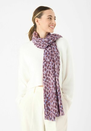 Écharpe en imprimé léopard dans les nuances de violet et de bleu, fabriquée en tissu doux, drapée autour du cou, avec des franges aux extrémités.