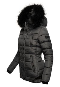 Giacca invernale nera imbottita con cappuccio in pelliccia sintetica, trapuntata orizzontalmente, tasche laterali e polsini a coste. Presenta una patch con il logo sulla parte superiore del braccio.