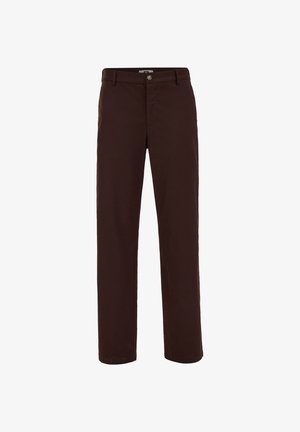 Vīriešu tumši brūnas taisnas bikses ar jostas cilpām un priekšpuses pogu un rāvējslēdzēja aizdari, attēlotas uz baltas fona.