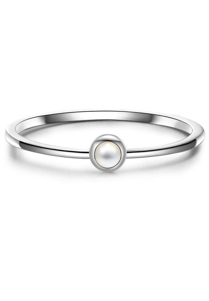 Strieborný prsteň s elegantným, tenkým pásikom, na ktorom sa na strede nachádza jedna okrúhla perla. Hladký povrch, minimalistický dizajn, leštený povrch.