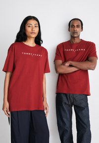 Tommy Jeans LINEAR LOGO TEE  - Printtipaita - magma red