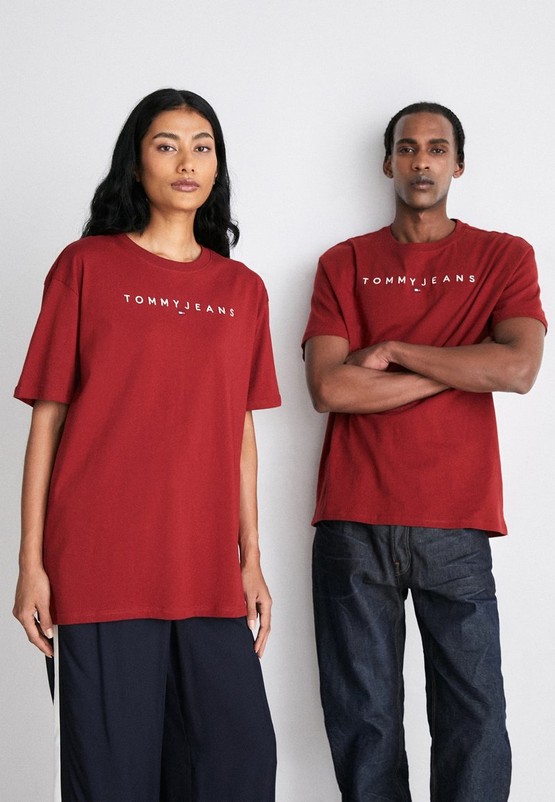 Tommy Jeans LINEAR LOGO TEE  - Printtipaita - magma red