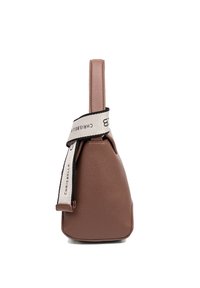 Borsa in pelle marrone con una forma arrotondata, caratterizzata da una finitura testurizzata e una tracolla in tessuto a contrasto contrassegnata con "CHRISBELLA."