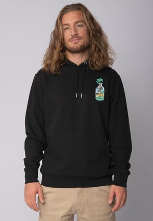Hoodie noir avec une poche avant, doté d'un design graphique coloré représentant une bouteille avec un paysage et un palmier. Tissu doux et texturé.