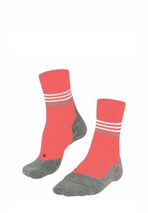 Korallen- und graue Sportsocken mit einem einfarbigen korallenfarbenen Oberteil und grauem Zeh, ausgestattet mit drei weißen horizontalen Streifen und strukturierten Akzenten.