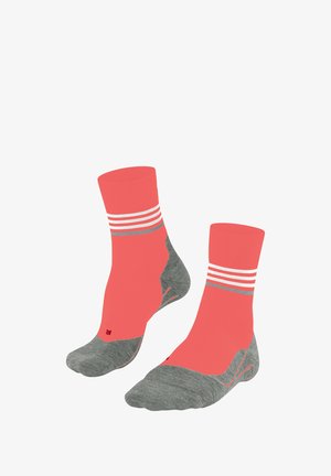 Chaussettes de sport corail et grises avec une partie supérieure solide corail et un orteil gris, arborant trois rayures blanches horizontales et des accents texturés.