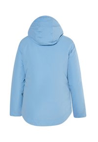 Lyseblå pufferjakke med hætte, der har en glat tekstur og let buet kant, med syninger langs skuldrene.