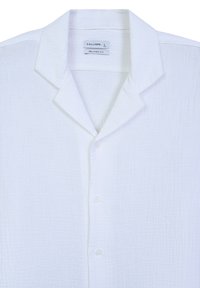 Camicia bianca a maniche corte realizzata in tessuto testurizzato, con vestibilità comoda, collo a punta e chiusura con bottoni, leggermente lucida.