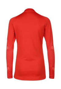 Maglietta sportiva a maniche lunghe di colore rosso intenso, con accenti a motivi testurizzati di un rosso più chiaro sulle maniche. Design aderente e liscio.