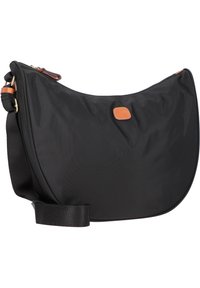 Schwarze Nylon-Schultertasche mit einer geschwungenen Form. Sie verfügt über eine glatte Textur, einen braunen Lederakzent und einen verstellbaren Gurt. Mit Reißverschlussverschluss.